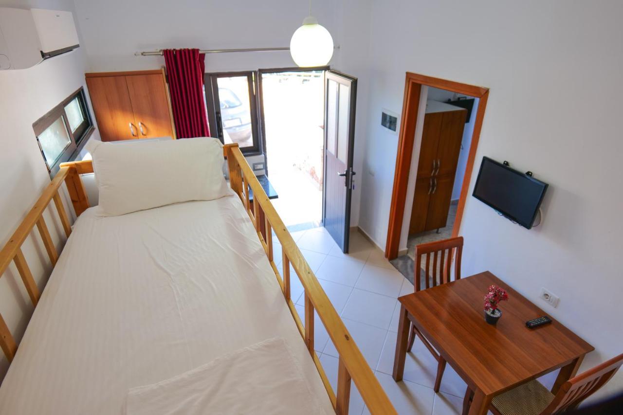 קסאמיל Guest House Gerard מראה חיצוני תמונה